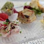 夏の食材の前菜盛り合わせを７品（天然ぶり、サーモン、松茸、パテ、キッシュ、新生姜）