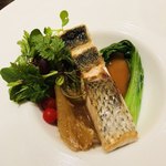 神楽坂 鉄板焼 中むら - スズキの鉄板焼き　モウカザメのフカヒレ　マイクロトマト　マイクロリーフ　青梗菜　フォンドヴォーと共に