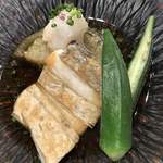 神楽坂 鉄板焼 中むら - 太刀魚の鉄板焼き　賀茂茄子の含め煮　大根おろしの蕎麦汁仕立て