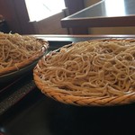 手打ちそば まつや - 大盛り（奥、＋250円）と普通盛り比較