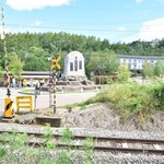 南牧村母子福祉会 - 鉄道最高地点石碑と背後のお店