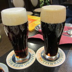 ニューミュンヘン - 左：ハーフ＆ハーフ、右：黒ビール