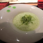 ラトリエ ドゥ ジョエル・ロブション - サラダ菜　ナツメグの香る軽やかなカプチーノ仕立て　玉葱のフランと共に