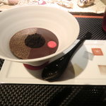 ラトリエ ドゥ ジョエル・ロブション - なめらかなショコラのガナッシュ　オレオクッキーでコーティングしたカカオのソルベと共に