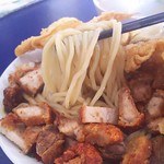 PANGSIT MIE PALU - 1808_PANGSIT MIE PALU_Pangsit Mie Jumbo Special@65,000Rp(ワンタン麺スペシャル大盛) 麺リフト_麺がツルツル！