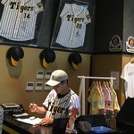 阪神球団公式個室居酒屋　阪神タイガース酒場 - 定員さんも勿論虎党？