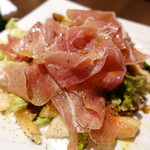 シエル ブルー - プロシュート生ハムと果実のサラダ