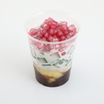 Bánh mì Bà Ba - カラフルチェー (Chè thập cẩm)。こだわって煮た小豆、緑豆、寒天、ザクロの形のタピオカ、ココナッツミルクが合わせて、最高なデザートです。甘さも抑えて、健康に良いデザートも言えます。