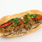 Bánh mì Bà Ba - バインミーバーバー (Bánh mì Bà Ba)。ベトナムの魚醤風味のチキンフレーク、自家製サイゴン風味のハム、五香粉が香る豚ロース肉とレバーペーストがミックスされます、一番大人気のバインミーです。