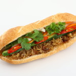 Bánh mì Bà Ba - バインミーガー (Bánh mì Gà)。ベトナムの魚醤風味のチキンフレークのみがあるバインミーです。