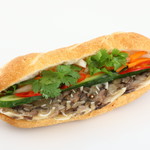 Bánh mì Bà Ba - バインミージョートゥー (Bánh mì Giò Thủ)。自家製サイゴン風味のハムのみがあるバインミーです。