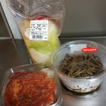 キムチ家本店 - 白菜キムチ、水キムチ、ぜんまいナムル。
            個性派揃いのラインナップ！
            全部で税込902円。