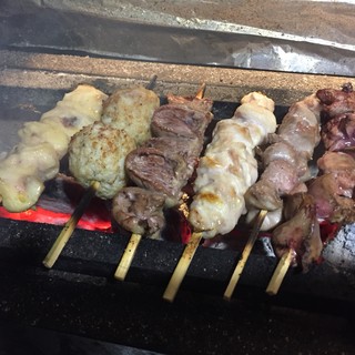 本物の炭で焼く焼鳥はジューシーでふわふわ