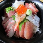 Shokujidokoro Nakano - 旬の魚介が山盛り乗った贅沢な丼です。