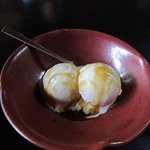 Shokujidokoro Nakano - 私の焼魚御膳にはデザートが付いてなかったので柿飴のアイスクリームを２００円出して追加してもらいました。