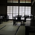 Shokujidokoro Nakano - お店の中は御部屋がいくつかありましたが私は後輩と二人だったので大広間のテーブルで食事をいただきました。