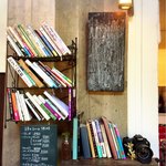 カフェ ココット - あちこちに本が並ぶ店内