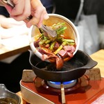 Nishishinjuku Fujiya - レバ煮ラはコンロが運ばれてきて店員さんが作ってくれる