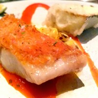 ラ・ボンヌターブル - 金目鯛の鱗焼き、燻した赤パプリカのソース、ズッキーニ、焼きトウモロコシ、青みかん