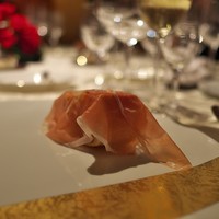 富小路 やま岸 - ①スタートのひと口前菜一品目＜スガラボ＞シュクレクールのパンに多田さんのペルシュウ。