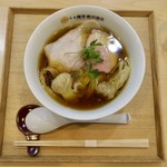 飯田商店 - わんたん入り醤油らぁ麺(1100円)