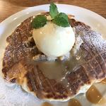 メロウ ブラウン コーヒー - くるみと塩キャラメル ワッフルパンケーキ