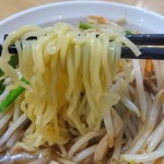 麺屋覇道軒 produced by 竹林苑 - モヤシと肉湯麺の麺アップ