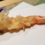 にい留 - (04)車海老×2
      先ずは1本目、衣が立っていて舌に乗せると衣が雪のように溶けます！
      車海老はレアな仕上がりで甘さが鮮烈！