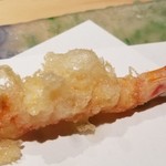 にい留 - (04)車海老×2
      2本目は衣の立ち上がりは穏やかで、車海老の瑞々しさが更に印象深く刻まれます。
      ガスの火と油の温度を細やかに調節されているので、同じ車海老でも味わいの変化をつけられているのが凄い！