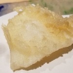 にい留 - (05)新烏賊(鹿児島県産)[墨烏賊の新子]
      これを天風らにするとドスンと爽やかな甘みが口いっぱいに拡がります。
      水分がたっぷり残っていて、軽やかかつしっとり、プルンとした食感も素晴らしい。