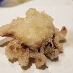 にい留 - (06)新烏賊[墨烏賊の新子]の下足
      新子の下足が天風らになるとボディより更に瑞々しく甘い、やっぱり塩を指で摘まんで振りかけて頂きます。