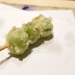 にい留 - (07)新銀杏(熊本県阿蘇産)
      ホクホクの銀杏三兄弟。
      長男はそのまま、次男は塩で、三男は天つゆで。
      少し青い香りと穏やかな甘み、ひと先早い秋の訪れを感じます。