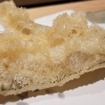 にい留 - (08)白鱚(千葉県竹岡産・5日寝かせ)
      5日寝かせて水分を程好く抜き、天風らとしての仕上げでは逆に水分を保つ。
      ひと口噛ると湯気が立ち昇り、白鱚自体が持つ上品な旨みが拡がり、感動しました。