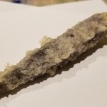 にい留 - (09)紅おくら(岐阜県産)
      天風らとして揚げられ火が入ると紫色になり、中は普通のおくらのような緑色、そのグラデーションが凄く美しい！
      山芋のようなネバネバ感、そして穏やかに甘い、ウマいとしか言えない