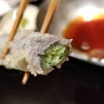 にい留 - (09)紅おくら(岐阜県産)断面
      グラデーションが凄く美しい！
      山芋のようなネバネバ感、そして穏やかに甘い、ウマいとしか言えない