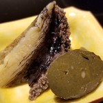 にい留 - (10)蒸し黒鮑(福井県小浜産)[肴]
      塩と水のみで3時間蒸したそうで、黒鮑の薫りと旨みを存分に味わえます。
      
      (11)蒸し黒鮑(福井県小浜産)の肝[肴]
      磯の薫りがより濃くなります。