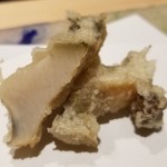 にい留 - (12)蒸し黒鮑(福井県小浜産)
      真っ二つに切った断面から湯気が立ち昇り微かに磯の薫りがした？
      天風ら、うめぇ！
      東映の映画の磯の波しぶきのように甘みと旨みが押し寄せ、その身はブルンと軽く歯を弾く