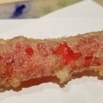 にい留 - (13)万願寺唐辛子(産地聞き忘れ)
      真っ赤な万願寺唐辛子！
      中の種も一緒に揚げることで更なる旨みが出るそう。
      見た目は真っ赤で辛そうなですが、優しい甘さに包まれます。