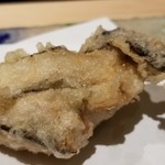 にい留 - (14)牡蠣(北海道仙鳳趾産)
      今はまだベストな時期ではないのは、理屈の上では分かります。
      それでも大ぶりでありながら、滋味深くコクがある。
      濃厚な味わいの更に先から顔を出す甘さと旨みに悶絶。