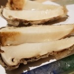 にい留 - (15)松茸(中国雲南省産)
      十字に包丁を入れ4分割になると湯気が薫りと共に立ち昇ります。
      皆さん(´ρ`)な表情。(笑)
      シャキシャキ食感と薫り、そして穏やかな甘み。