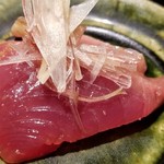 にい留 - (16)歯鰹(すじ鰹)(長崎県産)[お造り]
      本鰹に比べ血液による赤みは薄く独特な薫りが少ない
      脂のりが良く腹身の旨みが美味しい
      ピンクの腹身に脂の細やかな筋が入っていて状態の良さが写真でも分かります