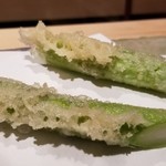 にい留 - (17)アスパラガス(山形県産)
      穂先側と根元側と2つに切り分けられると断面から内側の甘露が滴り落ちます。(@_@)
      穂先側はレアな火入れでシャキシャキ食感と甘さを両立
      根元側は、別次元の甘さ