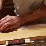 にい留 - (18)鱧(三重県伊勢湾産)
      包丁は二葉商会(佐賀)の業物だそうですが、骨切りのスピードで影はあれども、姿は見えず。
      仕事の技もキレキレ♪ヽ(´▽｀)/