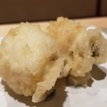 にい留 - (18)鱧(三重県伊勢湾産)
      産卵期は夏、旬は初夏と晩秋の2回。
      当然ながら、鱧の味わいも抜群！
      旨みと甘みが相乗効果を発揮してます。