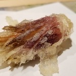 にい留 - (22)合掌茗荷(富山県五箇山産)
      鮨を握る前にネタを手に馴染ませる様な動きで合掌茗荷を軽く押し潰して開いています。
      茗荷の薫り、サクサクとした口当たり。
      ジューシーな味わい。
      至福です！