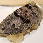 にい留 - (24)泉州茄子(大阪府泉州産)
      塩水に10分浸けて仕込んだものをサッと衣を付けて揚げられています。
      水分がたっぷりあり、瑞々しく甘い。