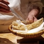 にい留 - (26)穴子(地物)
      箸で「バリッ」と中央で真っ二つにしてから提供。
      その刹那、湯気が立ち昇り。
      劇画的な仕事人の気配を感じます。