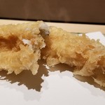 にい留 - (26)穴子(地物)
      思わず「うぅッ」と唸る。
      左右両隣も同じく。
      新留さん、「おじさんの喘ぎ声は要らない！(笑)」と3回目のダメ出し。(笑)
      この味わいでは、仕方無いよね。('～`;)