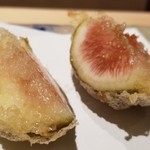 にい留 - (27)無花果
      無花果は２つに切り分けられて、これまた湯気が立ち昇ります。
      実はあんまり無花果に興味は無かった。
      しかし、これは甘美な味わいで素晴らしい。