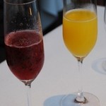 OTTO SETTE - 食前酒に本日のオススメのベリーを使ったフローズンとミモザ。